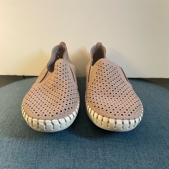 Sketchers Women’s Sepulveda Blvd- A La Mode Slip On in the color Lilac size 9.5 - Picture 2 of 11